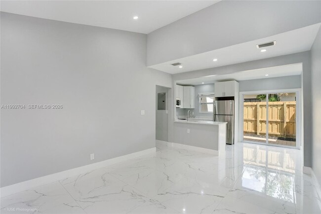 Building Photo - 907 SW 15th Ter