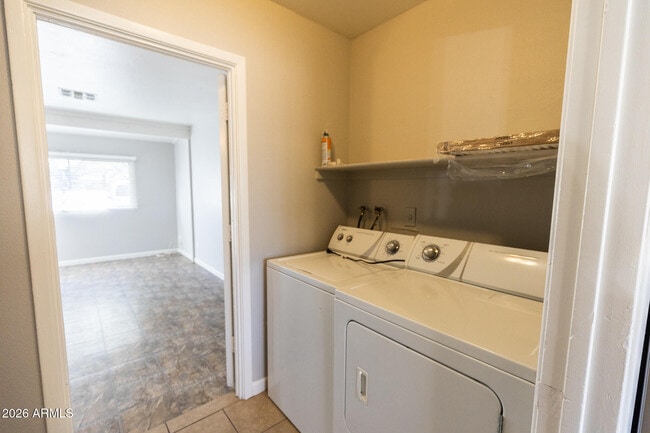 Building Photo - 2126 W Hermosa Dr