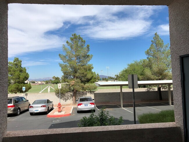 Building Photo - Spacious 2 Bedroom Condo in Gated Community!