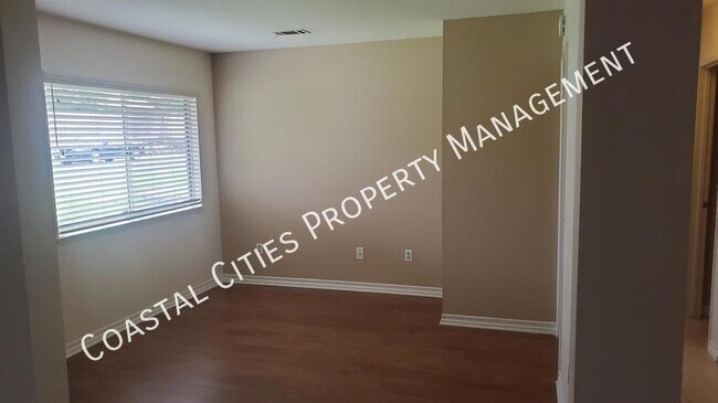 Building Photo - 1696 Carmel Cir E