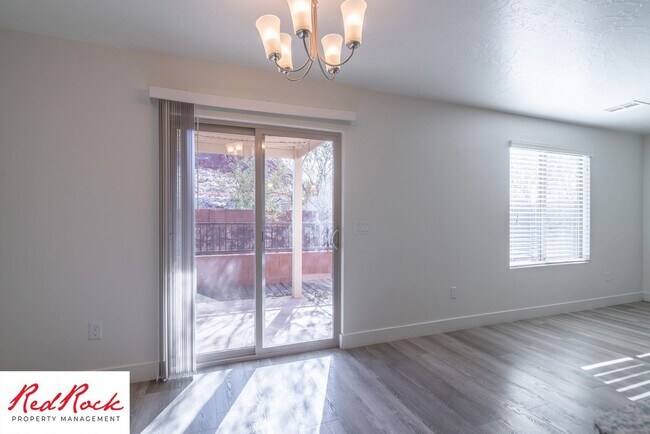 Building Photo - 4 Bed/2.5 Bath Townhome in Desert Bluff!