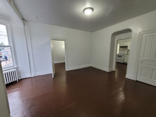 Building Photo - 1 Bedroom 1 Bath, Laundry Available-York City SD