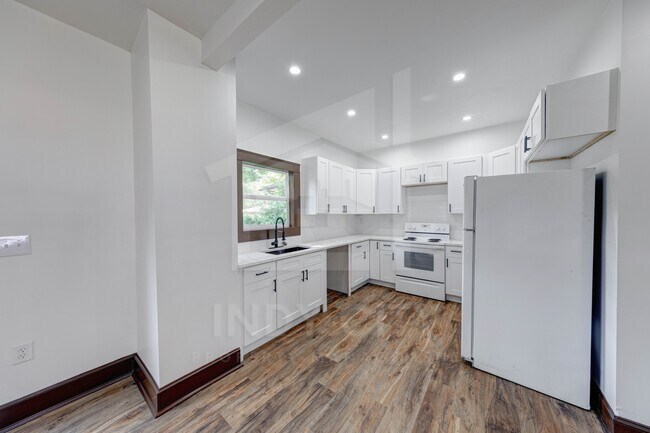 Building Photo - 3634 N Kenwood Ave