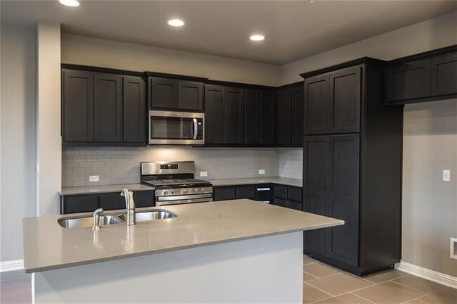 Building Photo - 6814 E Riverside Dr