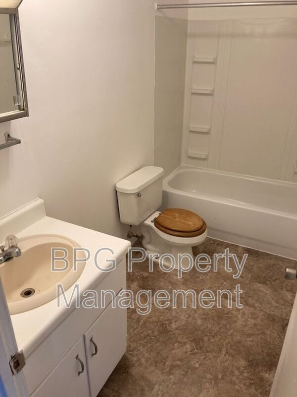 Building Photo - 123 Circle Dr