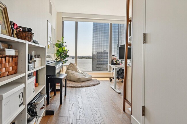 Building Photo - 99 Hudson St