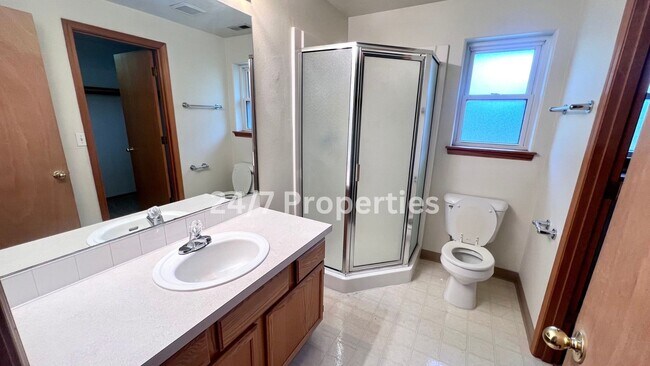 Building Photo - Beautiful 3 BD | 2.5 BA Duplex in Wine Cou...