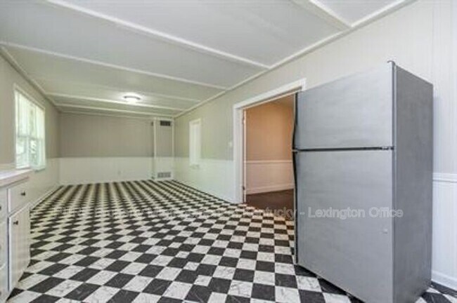 Building Photo - 206 Floral Park