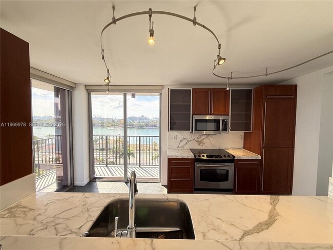 Building Photo - 801 N Venetian Dr