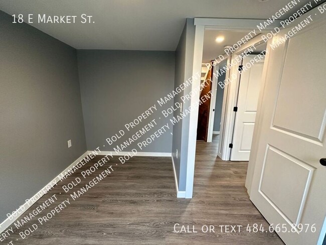Building Photo - 18 E Market St