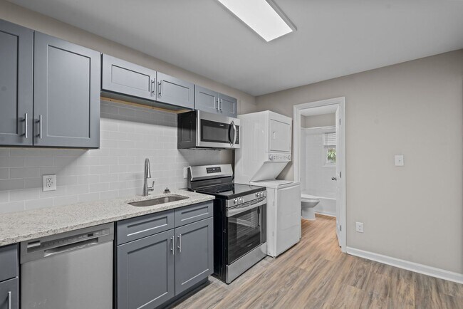 Building Photo - Experience Modern Living: Newly Renovated 1 Bed, 1 Bath Apartment Coming Soon!
