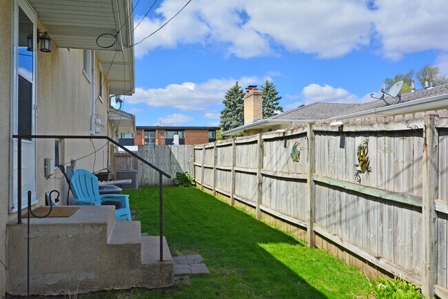 Building Photo - Charming 3 Bed, 1.5 Bath Home in Richfield – Private Yard, Garage & Prime Twin Cities Access