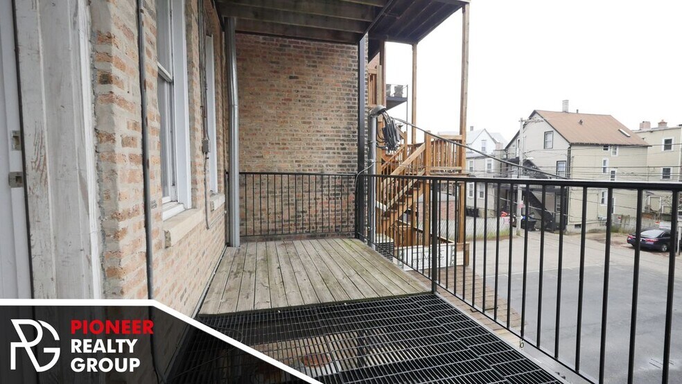 Building Photo - 3356 N Sheffield Ave