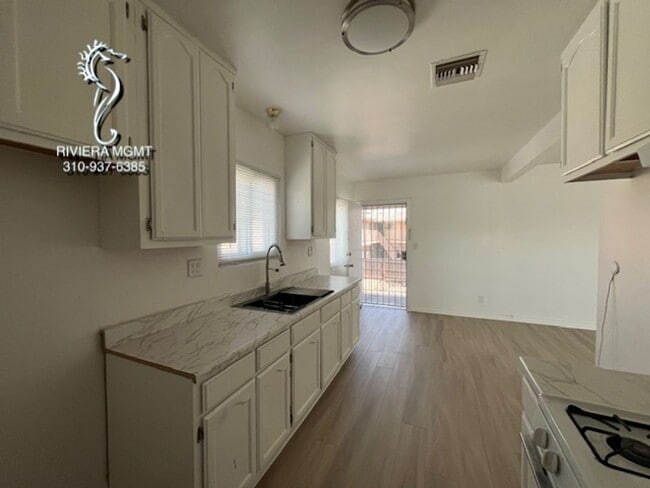 Building Photo - 242