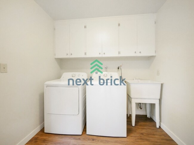 Building Photo - 3 Bed and 3 Bath Plus Office Private Single-family Home is Available for Rent!