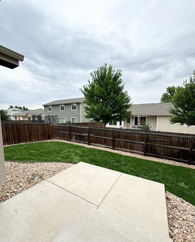 Building Photo - Spacious 3 Bedroom 2 Bath Ranch Style Home