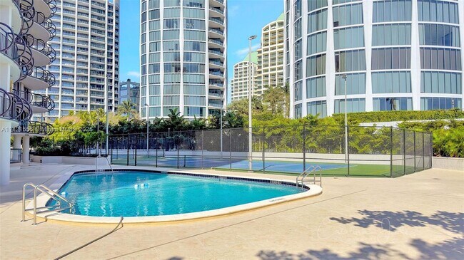 Building Photo - 2843 S Bayshore Dr