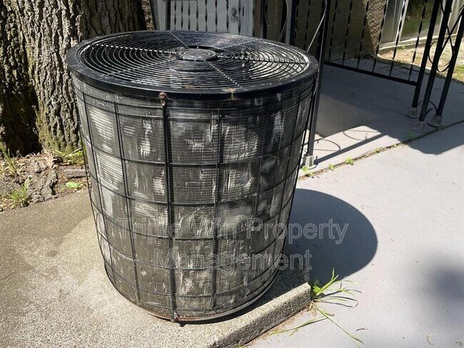 Building Photo - 7117 Forest Hill Dr