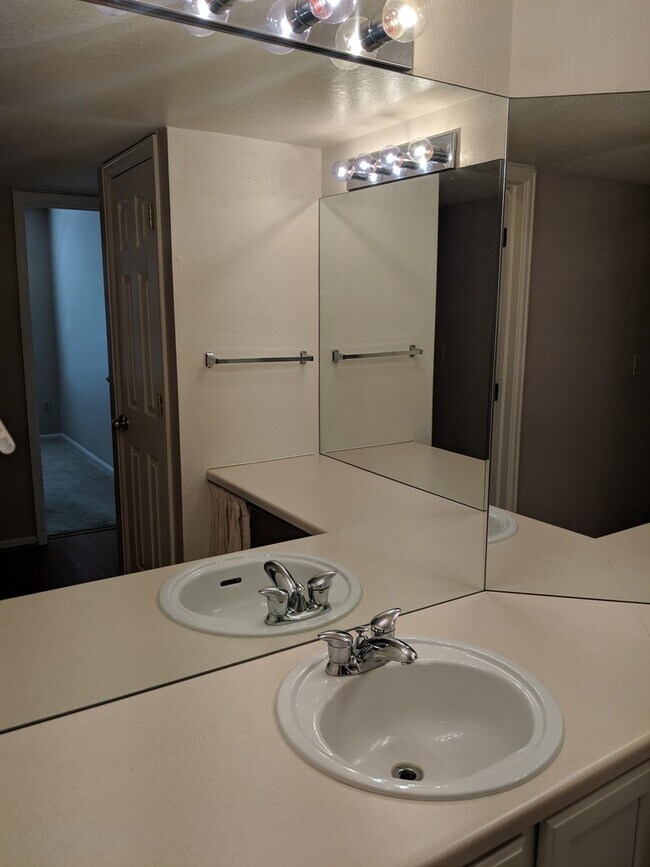 Building Photo - Englewood/DTC Ground Floor 2 Bedroom 2 Bath Condo For Rent - Great Location and Amenities