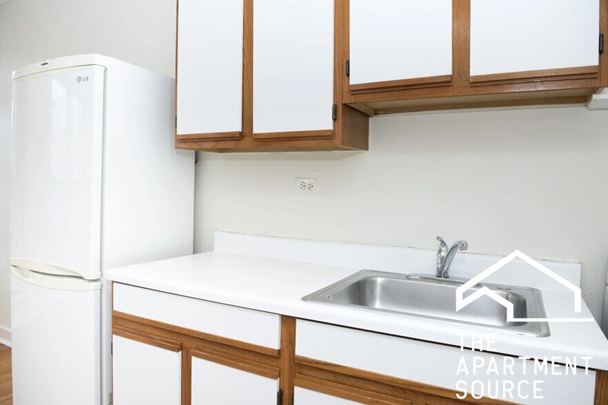 Building Photo - 3346 N Marshfield Ave