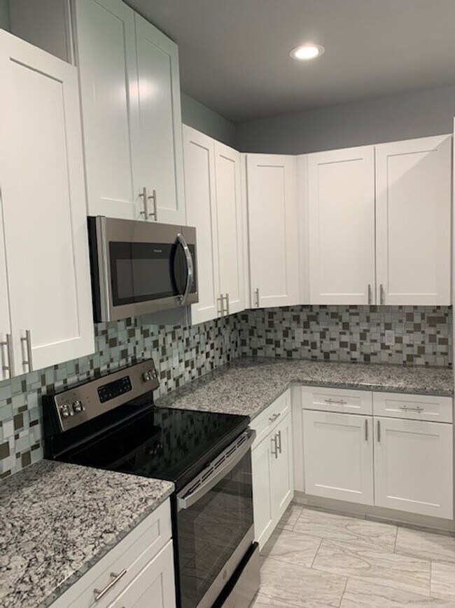 Building Photo - 8 Llosee Ct