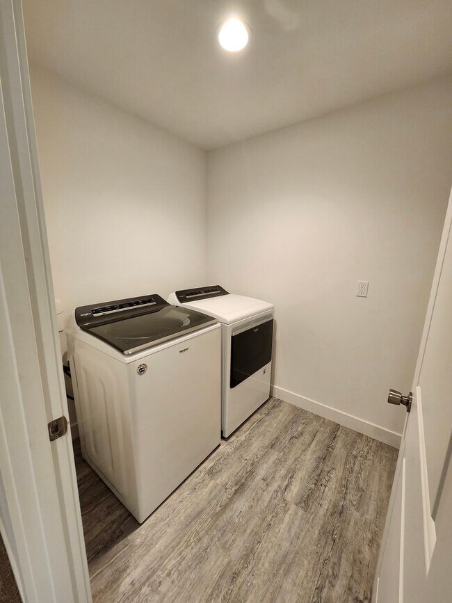 Building Photo - Spacious 3 bed/2.5 bath Townhouse - Gorgeo...