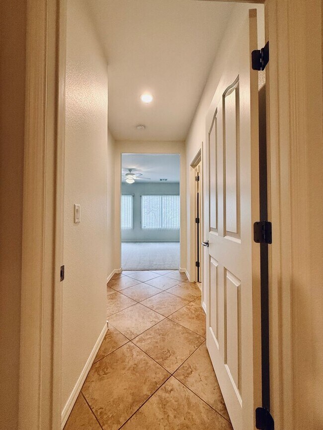 Building Photo - Beautiful Sun City Anthem home-55+ Community Available Now!
