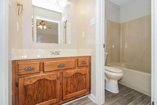 Building Photo - 6047 Cottage Hill Dr