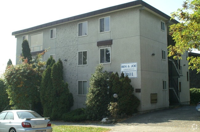 Building Photo - Greenlake Arms