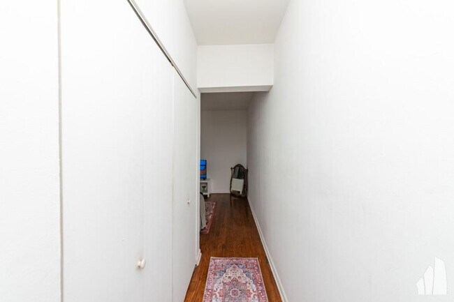 Building Photo - 1 bedroom in Chicago IL 60657