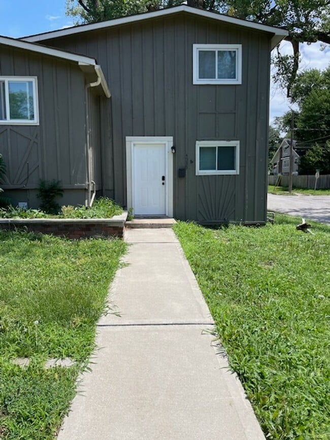Primary Photo - 4033-4035 Springfield