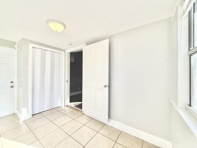 Building Photo - 1914 31st St S