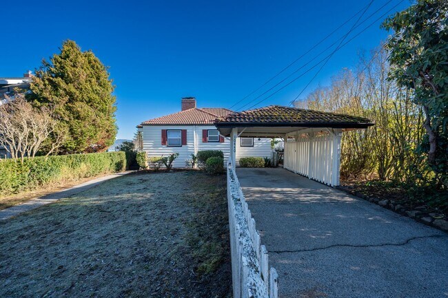 Building Photo - 3 Bedroom Home in Rainer Beach - Beautiful view over Lake Washington