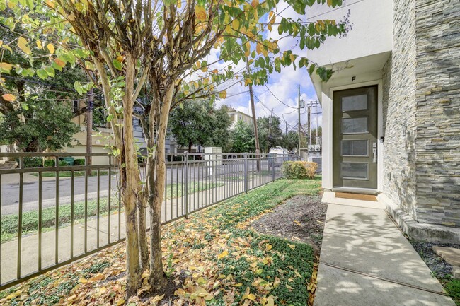 Building Photo - 5622 Kiam St