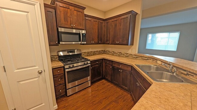 Building Photo - 4 bedroom 2.5 bathroom home