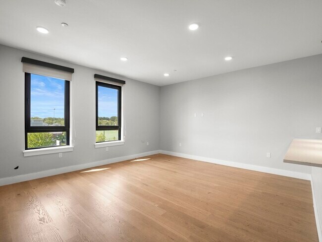 Building Photo - 9 Central St