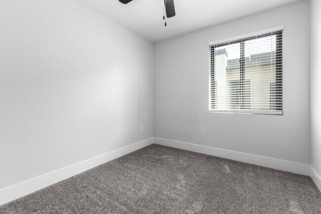 Building Photo - 164 E Lexington Ave