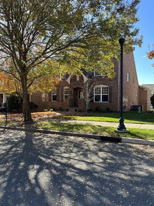 Building Photo - "Charming 4-Bed Home with Guest Suite & Gr...