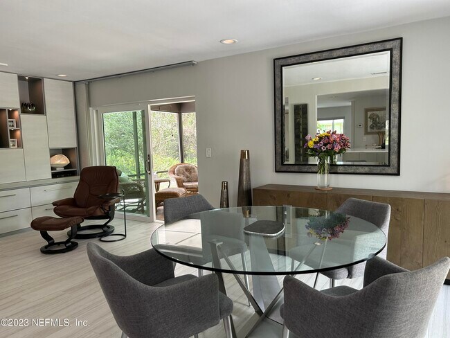 Building Photo - 937 Espinado Ave