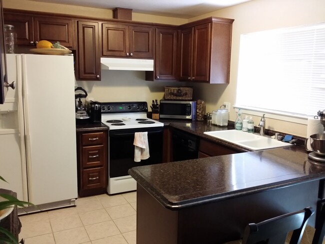 Building Photo - 3 Bedroom 1.5 bath in Covell Commons HOA i...