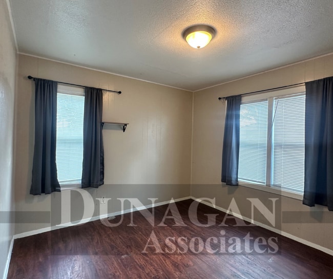 Building Photo - 2 Bedroom with office area 1.5 bath