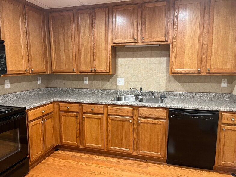Building Photo - 5182 Glenstone Ct
