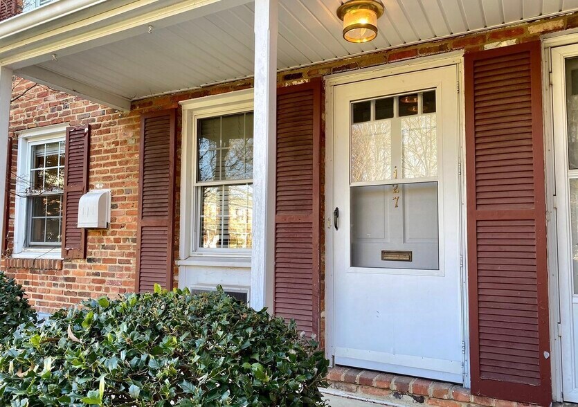 The townhouse experience at Apt rent price - 127 Talbott St