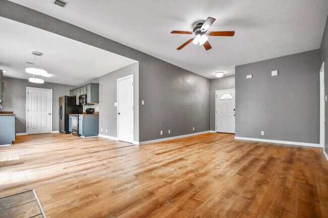 Building Photo - Pet Friendly Three Bedroom!