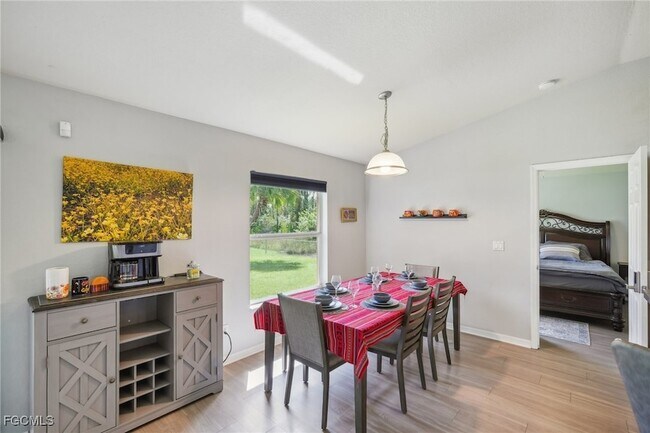 Building Photo - 940 Belmont St E