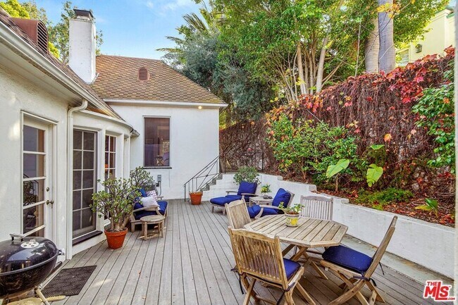 Building Photo - 10614 Le Conte Ave