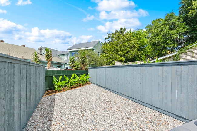 Building Photo - 623 Kerlerec St