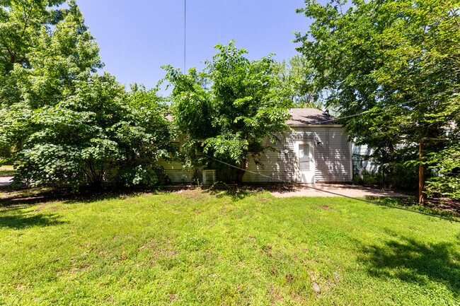 Building Photo - 2062 Poplar St