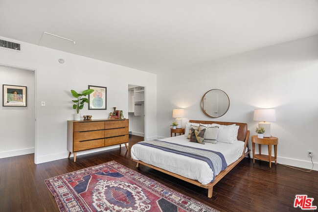 Building Photo - 8787 Shoreham Dr