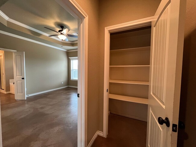 Building Photo - 4 Bedroom Single Family Home:  Available Now!